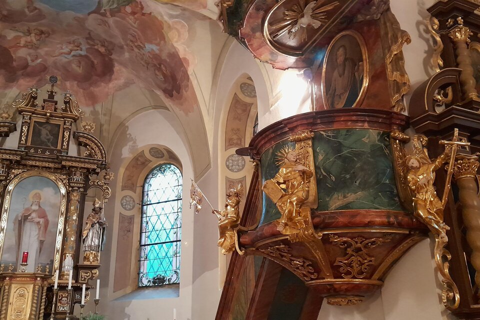 Eine wunderschöne Kirche mit aufwendigen Fresken und goldenen Verzierungen. Die Kanzel ist kunstvoll gestaltet und verleiht dem Innenraum eine besondere Atmosphäre. | © Beate Koller