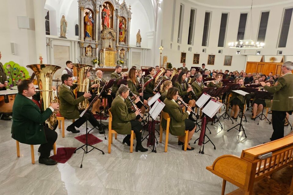Der Musikverein Edelsbach lädt zu einem stimmungsvollen Kirchenkonzert ein und präsentiert ein abwechslungsreiches Programm in der besonderen Atmosphäre der Pfarrkirche. Freuen Sie sich auf einen musikalischen Abend, der mit festlichen Klängen, berührenden Melodien und eindrucksvollen Kompositionen begeistert.

 | © Musikverein Edelsbach