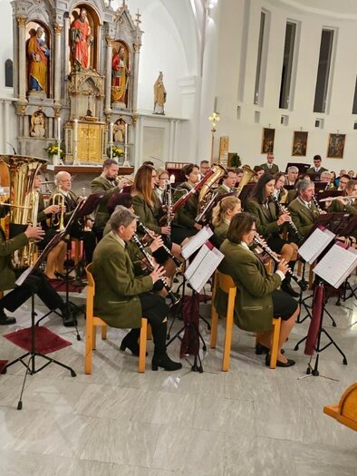 Der Musikverein Edelsbach lädt zu einem stimmungsvollen Kirchenkonzert ein und präsentiert ein abwechslungsreiches Programm in der besonderen Atmosphäre der Pfarrkirche. Freuen Sie sich auf einen musikalischen Abend, der mit festlichen Klängen, berührenden Melodien und eindrucksvollen Kompositionen begeistert.

 | © Musikverein Edelsbach