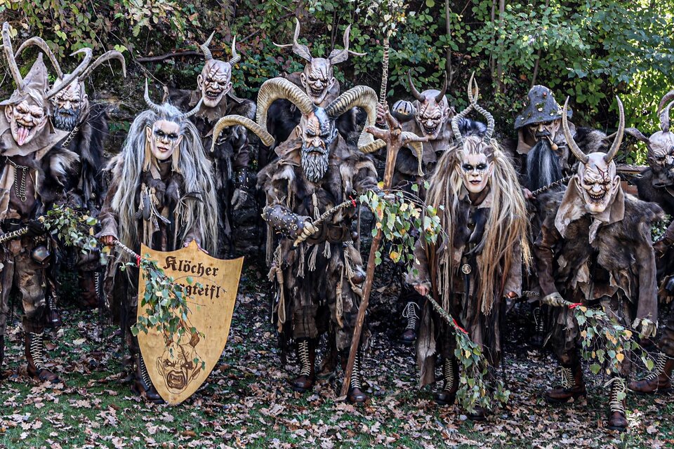 Das Foto zeigt eine eindrucksvolle Gruppe der Klöcher Burgteifl in ihren aufwendig gestalteten Masken und Kostümen. Mächtige Hörner, furchteinflößende Gesichtszüge, Fell und rustikale Gewänder sorgen für eine mystische und zugleich beeindruckende Erscheinung. Gemeinsam verkörpert die Gruppe eindrucksvoll das traditionelle Brauchtum rund um Krampus und Perchten und sorgt mit ihren detailreichen Figuren für eine ganz besondere Atmosphäre. | © Klöcher Burgteifl