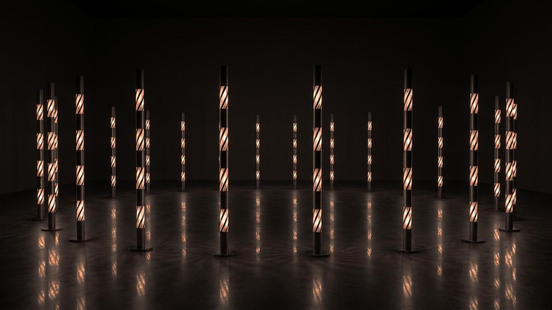 Installation „CONTINUUM“ aus leuchtenden vertikalen Elementen im Schloss Eggenberg bei Klanglicht. | © Robin Beekman