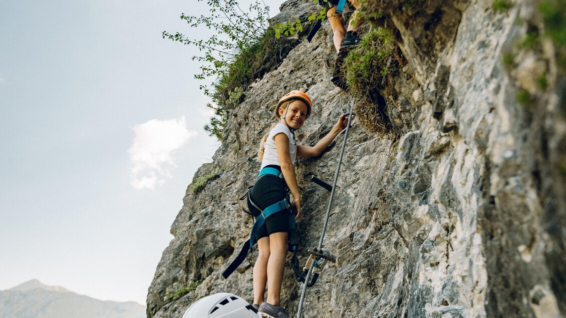 Eine Gruppe von Menschen klettert an einer Felswand. Sie tragen Sicherheitsausrüstung und wirken konzentriert auf ihrem Weg nach oben. | © Christine Höflehner