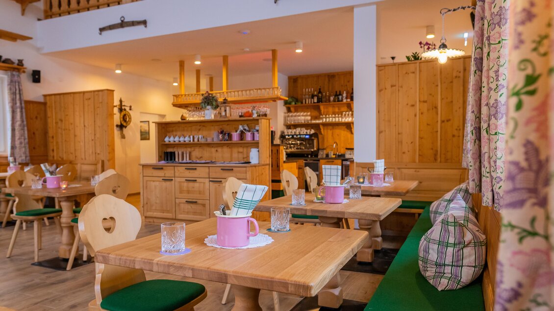 Ein gemütliches Restaurant mit Holzmöbeln und rustikalem Charme. Die Tische sind ordentlich gedeckt und die Atmosphäre ist einladend. | © www.zloam.at