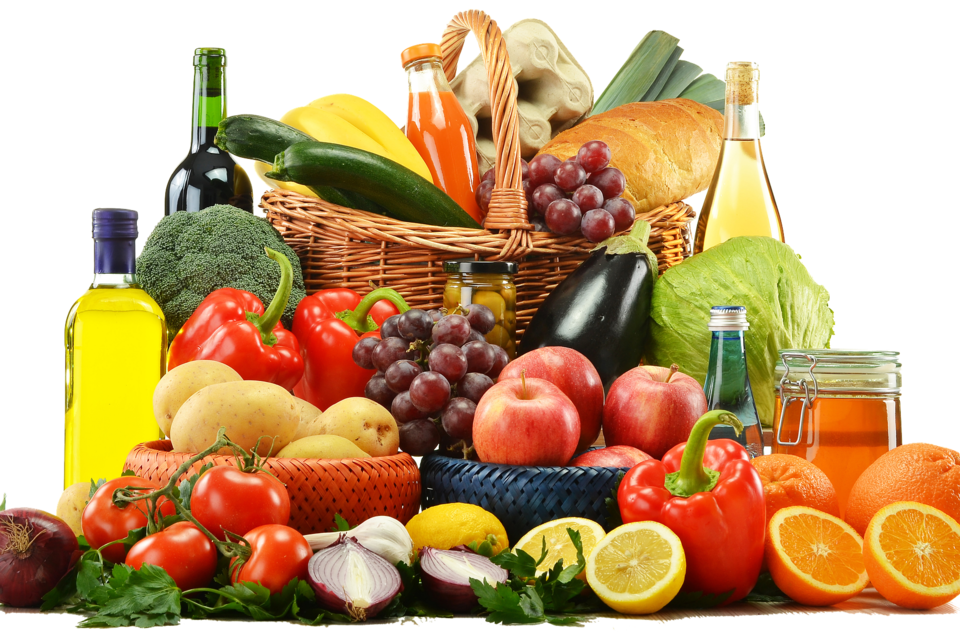 Eine bunte Auswahl an frischem Obst und Gemüse, darunter Äpfel, Paprika und Trauben. Im Hintergrund sind Weine und Säfte in Flaschen sowie ein Korb zu sehen. | © Pixabay