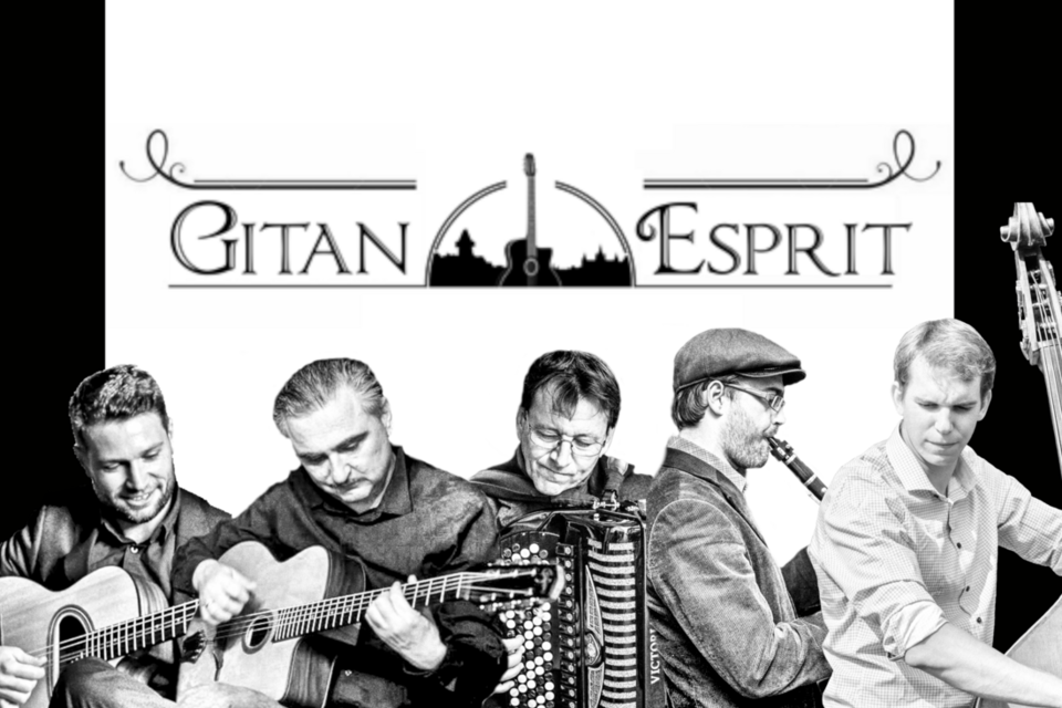 Eine Gruppe von Musikern, die verschiedene Instrumente spielen. Im Hintergrund steht der Schriftzug "Gitan Esprit". | © csm_GitanEsprit