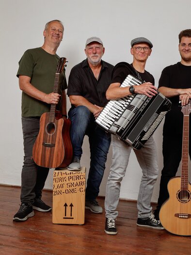 Küks & Konsorten präsentieren sich als eingespielte Live-Band mit Gitarren, Akkordeon und Percussion. Mit handgemachter Musik, viel Erfahrung und spürbarer Spielfreude stehen sie für authentischen Sound, beste Unterhaltung und stimmungsvollem Konzertabend in Mureck. | © Andreas Kügerl