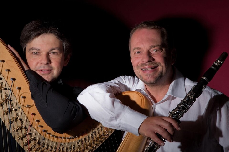 Zwei Musiker posieren zusammen. Einer spielt die Harfe, der andere hält eine Klarinette. | © Duo Fresacher-Karlinger