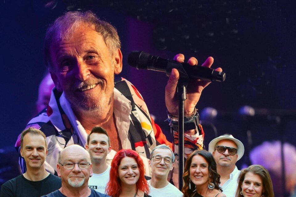 Eine Gruppe von Menschen steht zusammen, während ein Sänger im Hintergrund auftritt. Alle wirken fröhlich und begeistert von der Musik. | © Burgruine Waxenegg