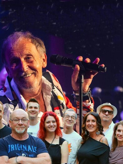 A group of people is standing together while a singer performs in the background. Everyone looks happy and excited about the music. | © Burgruine Waxenegg