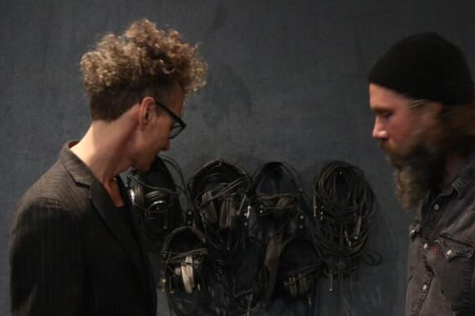 Eine Person spielt Cello in einer belebten Umgebung. Man sieht nur die Hände und das Instrument, während Menschen im Hintergrund vorbeigehen. | © Andrea Schumi