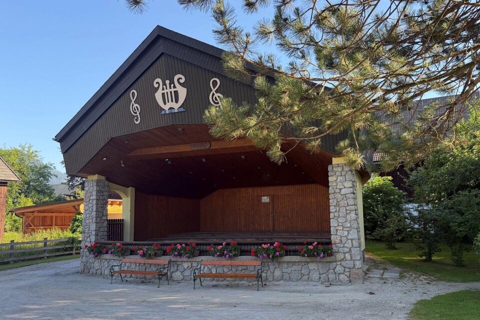 <p>Der überdachte Musikpavillon im Kurpark in Bad Mitterdorf ist zu sehen. Vor der Bühne stehen Bänke und blühende Pflanzen.</p> | © Gemeinde Bad Mitterndorf, www.gemeinde.bad-mitterndorf.at