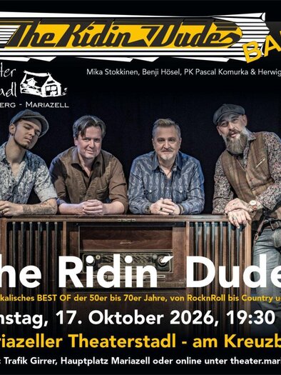 Eine Gruppe von vier Männern steht zusammen und lächelt. Im Hintergrund sind zwei Scheinwerfer zu sehen, die den Fokus auf die Gruppe lenken. | © Ridin' Dudes