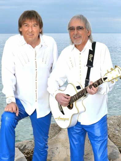 Die zwei Musiker der Amigos mit Gitarre am Seeufer in Premstätten während ihrer Abschiedstour. | © Amigos