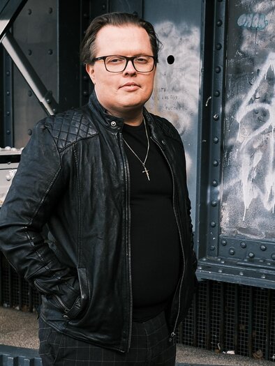 Angelo Kelly in front of the steel structure for the press photo, he is giving a concert at the Orpheum Graz. | © Angelo Kelly