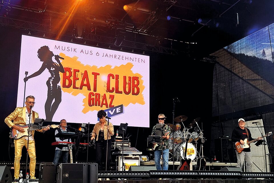 Band Beat Club Graz bei einem Live-Konzert auf einer Bühne in Bärnbach. | © beatclub-graz