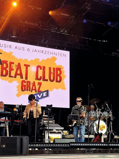 Band Beat Club Graz bei einem Live-Konzert auf einer Bühne in Bärnbach. | © beatclub-graz