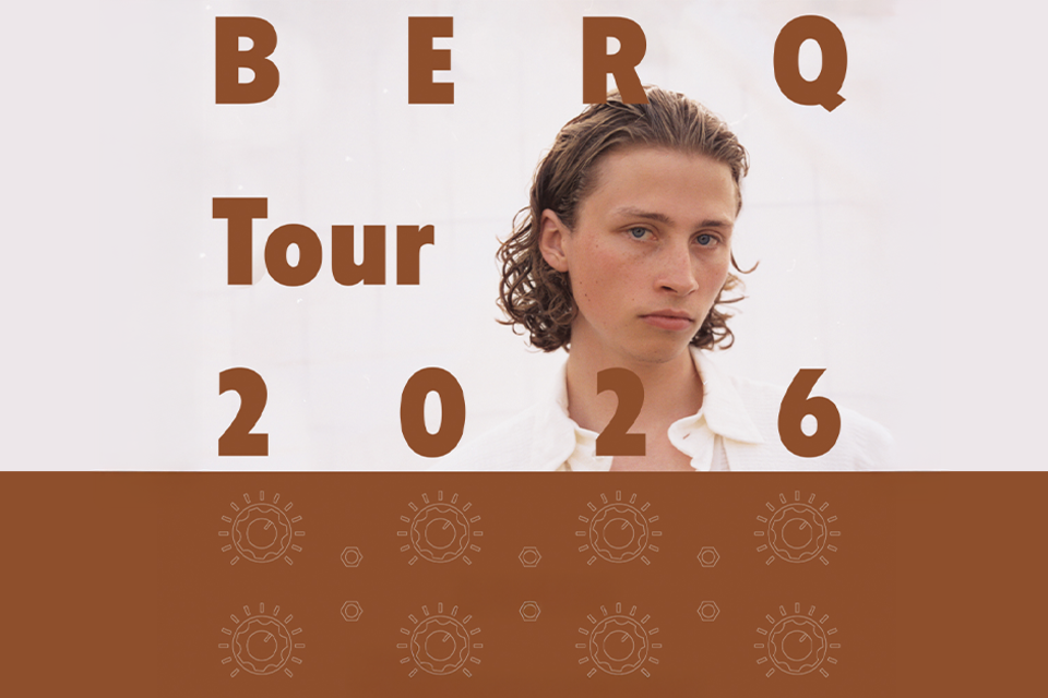 Ein junger Mann mit lockigem Haar schaut direkt in die Kamera. Darüber steht "BERQ Tour 2026" in großen Buchstaben.