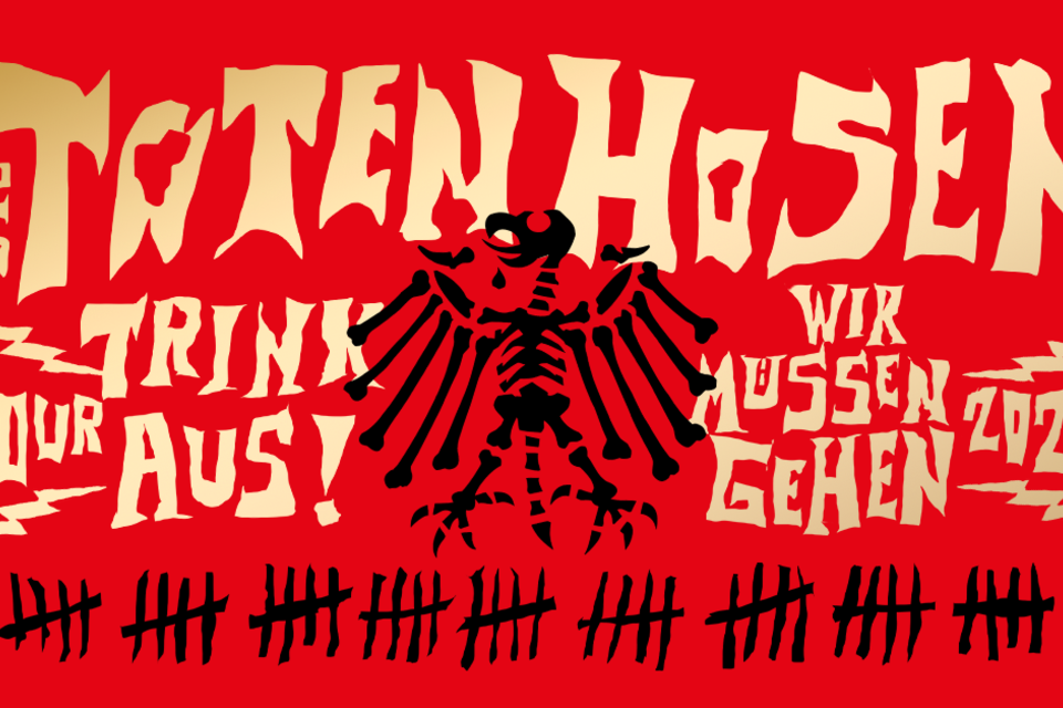 Ein rotes Plakat mit dem Schriftzug "Die Toten Hosen" und der Aufschrift "Trink aus!" Die Grafik zeigt einen schwarzen Adler und ist für eine Tour 2022 gestaltet.