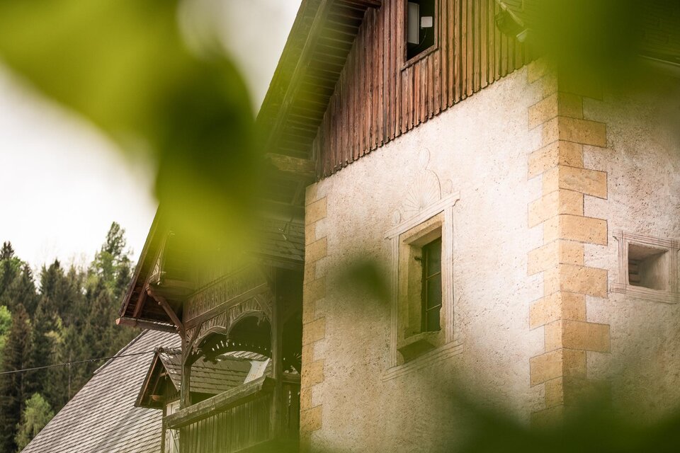 Historisches Gebäude in Geistthal-Södingberg mit Holzfassade, verputzten Steinmauern und überdachtem Holzbalkon. | © Region Graz-Mias Photoart