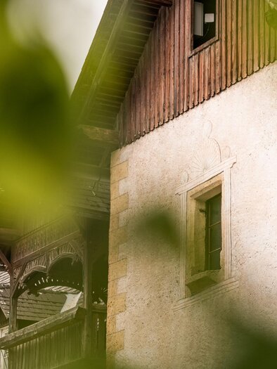 Historisches Gebäude in Geistthal-Södingberg mit Holzfassade, verputzten Steinmauern und überdachtem Holzbalkon. | © Region Graz-Mias Photoart