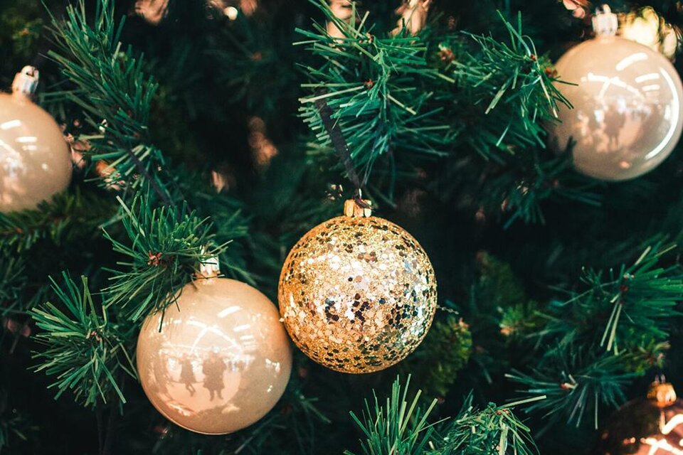 Ein geschmückter Weihnachtsbaum mit goldenen und beigen Kugeln. Die grünen Nadeln verleihen eine festliche Atmosphäre. | © Pexels