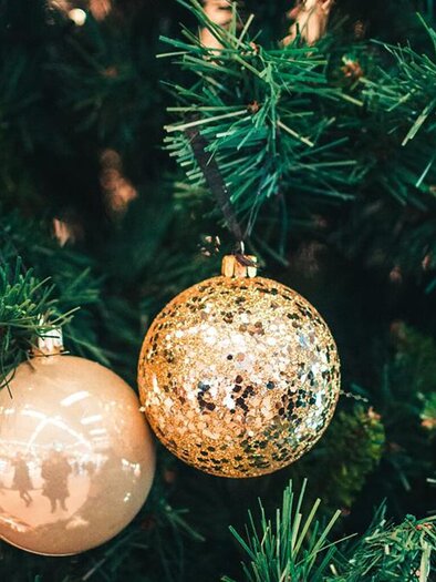 Ein geschmückter Weihnachtsbaum mit goldenen und beigen Kugeln. Die grünen Nadeln verleihen eine festliche Atmosphäre. | © Pexels