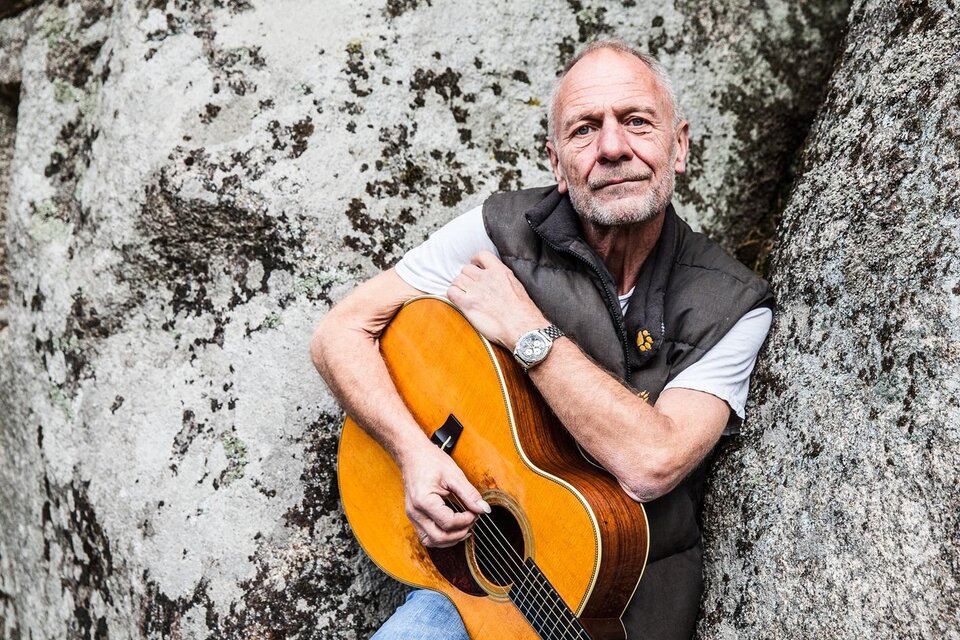 Peter Ratzenbeck steht an einer Steinwand | © Nadja Meister