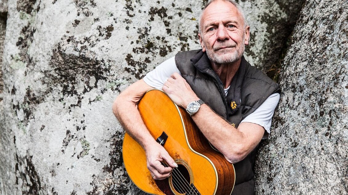 Peter Ratzenbeck steht an einer Steinwand | © Nadja Meister