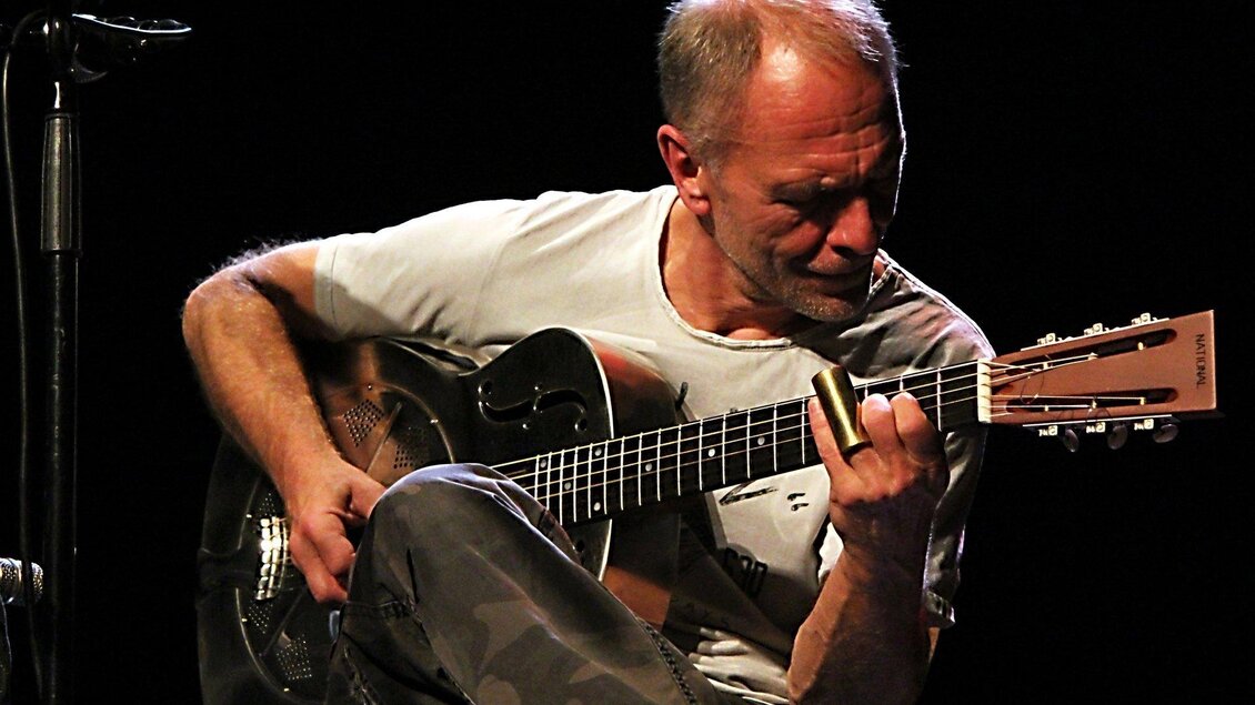 Peter Ratzenbeck spielt seine Gitarre auf der Bühne | © Sonja Eder