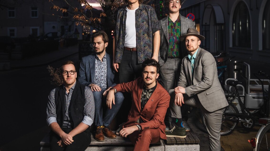 Die Band Candlelight Ficus posiert für ein Gruppenfoto in einer Straße in Nestelbach. | © Reithofer Media