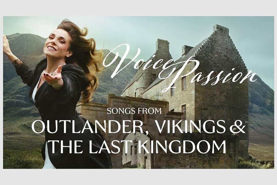 Eine fröhliche Frau mit langen Haaren steht vor einem alten, steinernen Gebäude in einer grünen Landschaft. Der Text kündigt ein Musikprojekt mit Songs aus "Outlander", "Vikings" und "The Last Kingdom" an.