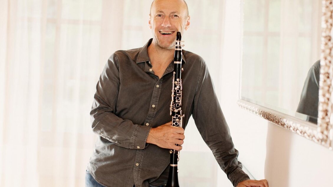 Klarinettist Gerald Pachinger steht mit seiner Klarinette in einem hellen Raum. | © Wiener Symphoniker