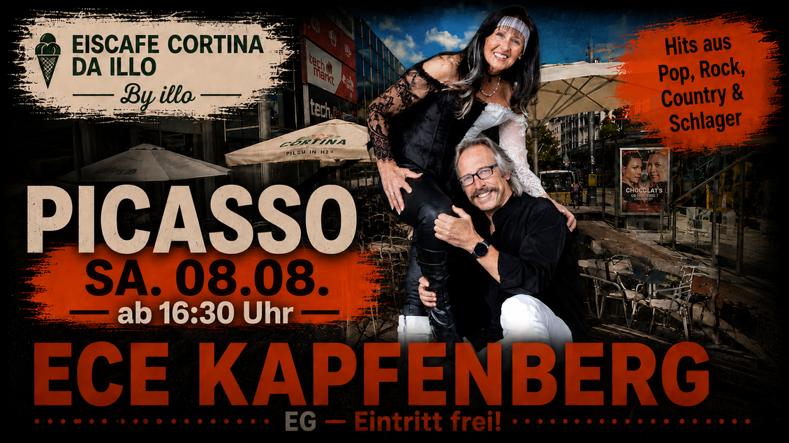 Ein fröhliches Duo posiert vor einem Café mit Tischen im Freien. Im Hintergrund steht ein Schild mit Informationen zu einer Veranstaltung am 08.08. in Kapfenberg. | © mema tv&events