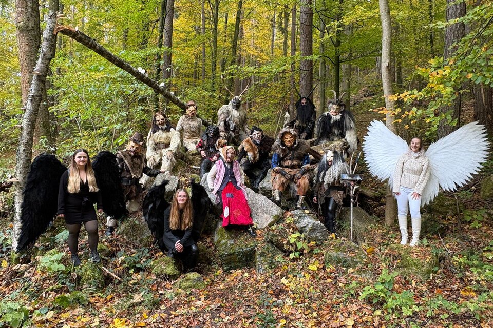 Gruppe der Weinitzer Bergteifln und Engel in Kostümen auf Felsen in einem Wald bei Weinitzen im Herbst. | © Weinitzer Bergteifln
