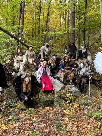 Gruppe der Weinitzer Bergteifln und Engel in Kostümen auf Felsen in einem Wald bei Weinitzen im Herbst. | © Weinitzer Bergteifln