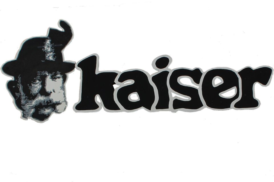 Ein schwarzes Logo mit dem Wort "kaiser" und dem stilisierten Bild eines Mannes mit Hut. Die Schrift ist fett und auffällig gestaltet. | © Kaiserbar Bad Aussee