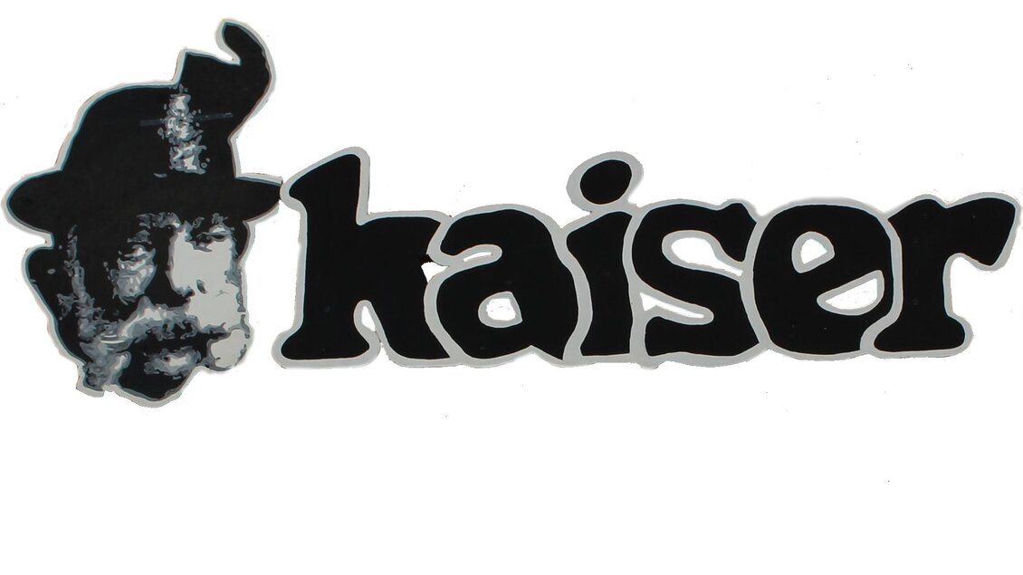 Ein schwarzes Logo mit dem Wort "kaiser" und dem stilisierten Bild eines Mannes mit Hut. Die Schrift ist fett und auffällig gestaltet. | © Kaiserbar Bad Aussee
