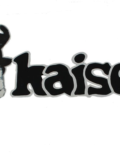Ein schwarzes Logo mit dem Wort "kaiser" und dem stilisierten Bild eines Mannes mit Hut. Die Schrift ist fett und auffällig gestaltet. | © Kaiserbar Bad Aussee