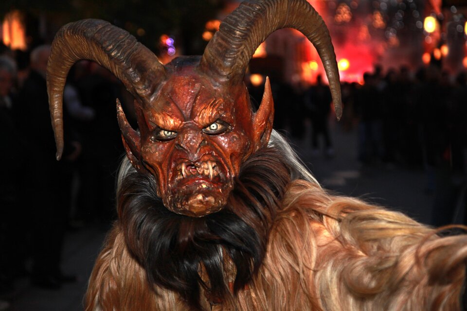 Person mit kunstvoller Krampusmaske und Fellkostüm bei einem Krampuslauf in Kalsdorf. | © Graz Tourismus-Manfred Lach