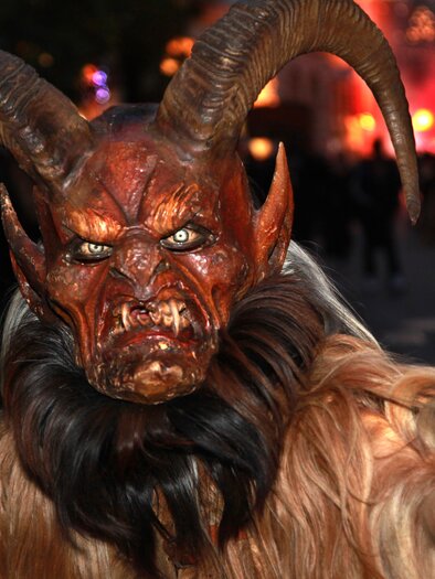Person with an elaborate Krampus mask and fur costume at a Krampus run in Kalsdorf. | © Graz Tourismus-Manfred Lach