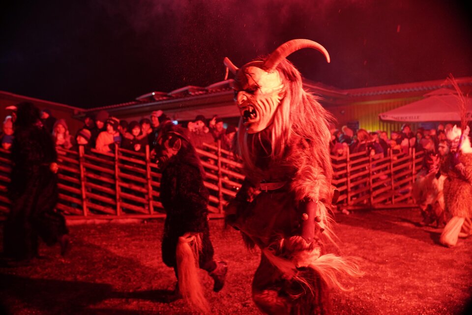 Ein Krampus mit kunstvoller Holzmaske und großen Hörnern geht mit | © Stadtgemeinde Frohnleiten
