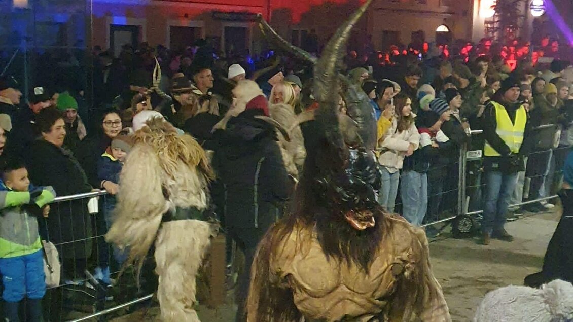 Krampusse und Perchten ziehen über den Hauptplatz, in einem gesicherten Bereich | © Stadtgemeinde Frohnleiten