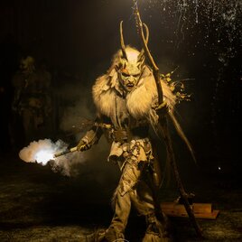 Ein mystischer Kostümträger mit einem Fackel steht in der Dunkelheit. Um ihn herum sprühen Funken und ein beeindruckendes Lichtspiel entsteht. | © Murauer Murteifln