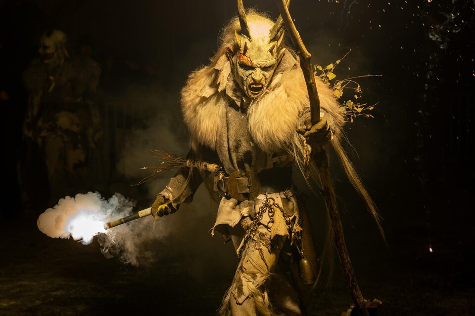 Ein mystischer Kostümträger mit einem Fackel steht in der Dunkelheit. Um ihn herum sprühen Funken und ein beeindruckendes Lichtspiel entsteht. | © Murauer Murteifln