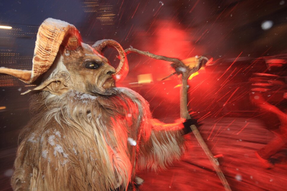 Krampus mit Fellkostüm und Hörnermaske bei einem Krampuslauf in Windorf-Seiersberg | © Graz Tourismus-Harry Schiffer