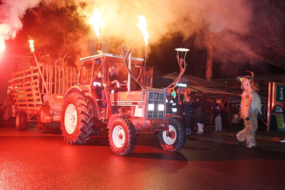 Wenn die Dunkelheit hereinbricht und lodernde Fackeln den Abend erhellen, verwandelt sich Fehring in eine eindrucksvolle Bühne für gelebtes Brauchtum. Der Krampusumzug in Fehring begeistert jedes Jahr zahlreiche Besucherinnen und Besucher mit kunstvoll gestalteten Masken, traditionellen Fellkostümen und einer mitreißenden Atmosphäre.
 | © FF Fehring