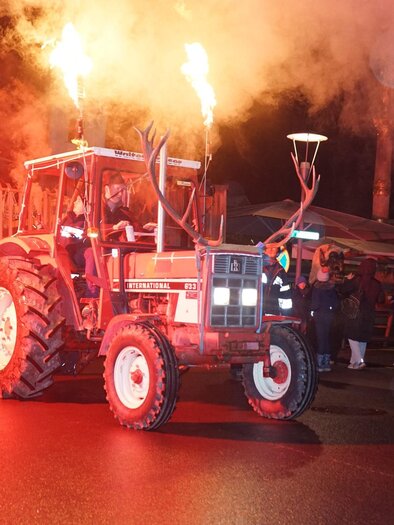 When darkness falls and blazing torches illuminate the evening, Fehring transforms into an impressive stage for lived traditions. The Krampus parade in Fehring excites numerous visitors every year with intricately designed masks, traditional fur costumes, and an exhilarating atmosphere. | © FF Fehring