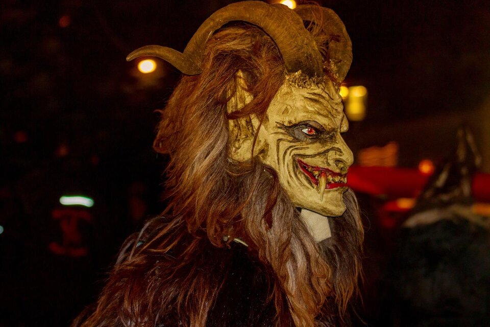 Ein furchterregendes Wesen mit Horn und einer gruseligen Maske. Die Figur trägt ein dunkles Kostüm und hat eine bedrohliche Ausstrahlung. | © Pixabay kostenlos