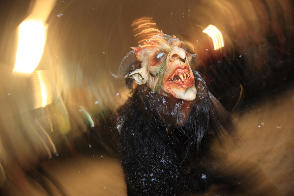 Ein mysteriöses Wesen mit Hörnern und gruseligem Gesichtsausdruck. Die Szene vermittelt eine düstere und geheimnisvolle Atmosphäre. | © Graz Tourismus-Harry Schiffer