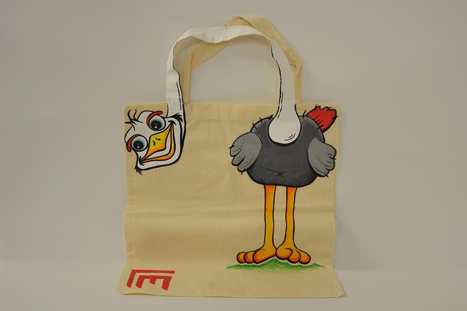 Eine kreative Tasche mit einem lustigen Entendesign. Der Entenkopf zeigt nach oben, während der Körper nach unten schaut. | ©  KulturQuartier Leoben